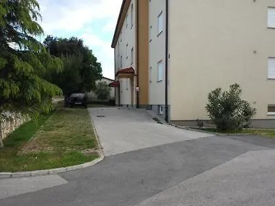 Apartment In Mit Garten Und Grill Banjole